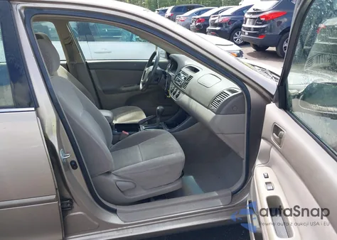 2002 Toyota Camry Le z USA, uszkodzony, nr VIN 4T1BE32K52U103917